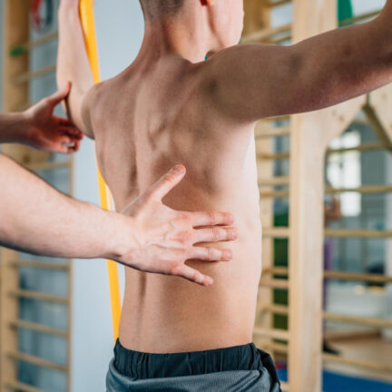 fisioterapeuta con adolescente